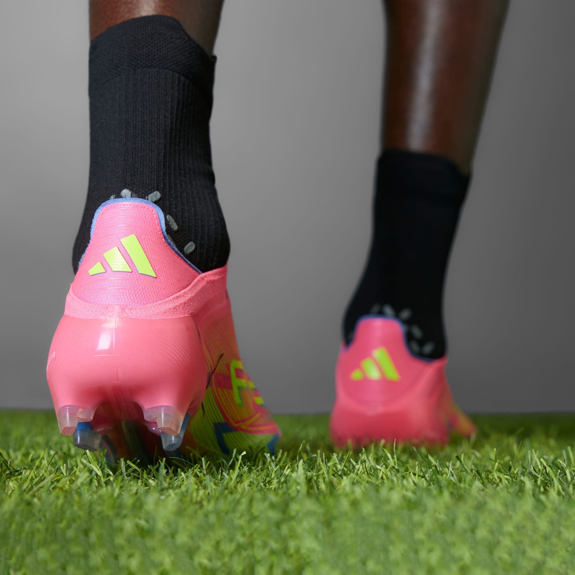 Botín de Fútbol F50 Elite Laceless FG